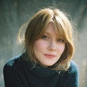 Hannah Chinn als TV Anchorwoman