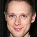 Samuel Barnett als Alan