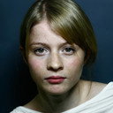 Ecem Uzun als Zuhal