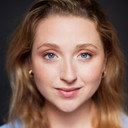 Maude Carmel als Serveuse