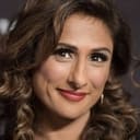Sarayu Blue als Carolyn McCoy