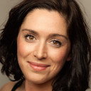Zahra Browne als Bess Darrow