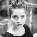 Alise Dzene als Ķēniņiene