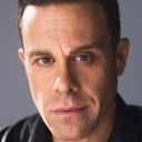 Matthew Rauch als Officer Daniels