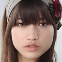 Emily Kaiho als Momoko