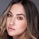 Tasya Teles als Female Paramedic