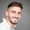 Amir Tessler als Amos