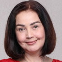 Rowiena Umboh als Mama Ina