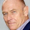Corbin Bernsen als Roger Dorn