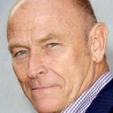 Corbin Bernsen als Frank Salazar