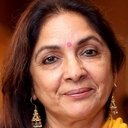 Neena Gupta als Sunaina Tripathi