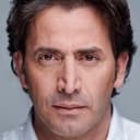 Antonio Garrido als Dr. Velasco