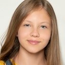 Anna Anderson-Epp als Lucy