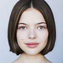 Logan Polish als Dina Fox