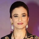 Sujata Sehgal als Latika Sundarrajan.