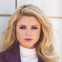 Bailey De Young als Carrie Dollanganger