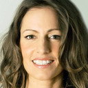 Jo-Anne Knowles als TV Interviewer