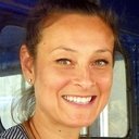 Luisa Bradshaw-White als Evita the Hostess