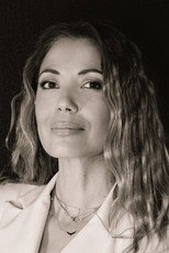 Giota Tsimprikidou as Host (2005) in Πρωινός Καφές