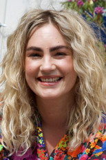Emma Paaske as Historiker in Sladderhistorie