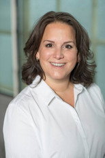 Debbie Mels as Makelaar in Voor Hetzelfde Geld