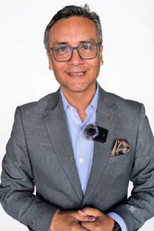 Alberto Astudillo as Presentador in Deporte total