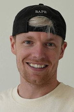 Enzo Knol as Self - Host in De Bennies