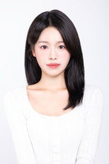 Park Sae-dam as Soo-jin in Roommate