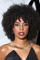 Nira Osahia as Zoe Moral in Olympo