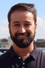Clayton Sousa as Self - Host in Última Marcha