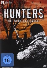 Die Spur der Jäger: Nach dem Tod seines Vaters und einer Schussverletzung im letzten Einsatz kehrt der schwedische Cop Erik Backström Stockholm den Rücken und zieht zurück ins heimatliche Provinzdorf in der Tatra, wo sich sein Bruder und die Jugendfreunde bereits auf ihn freuen. Die Freude ist nicht von Dauer, als Erik auch in der Provinz unbeirrt seinem Fahndungseifer folgt und eine Wildererbande ins Visier nimmt. Zum Kreis der Verdächtigen zählt neben alten Kumpels auch der Bruder. Als Erik nicht locker lässt, spitzt sich die Situation gefährlich zu. Die Spur der Jäger: Nach dem Tod seines Vaters und einer Schussverletzung im letzten Einsatz kehrt der schwedische Cop Erik Backström Stockholm den Rücken und zieht zurück ins heimatliche Provinzdorf in der Tatra, wo sich sein Bruder und die Jugendfreunde bereits auf ihn freuen. Die Freude ist nicht von Dauer, als Erik auch in der Provinz unbeirrt seinem Fahndungseifer folgt und eine Wildererbande ins Visier nimmt. Zum Kreis der Verdächtigen zählt neben alten Kumpels auch der Bruder. Als Erik nicht locker lässt, spitzt sich die Situation gefährlich zu.