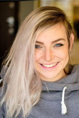 Alžběta Trojanová as (Sebe) in Baty a Bety
