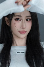 徐颖 as Bi Quyuan in 晚年被老婆分手，系统终于来了