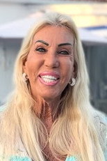 Caroline Kist as Owner of a Casita in Estepona, Spanje in B&B Vol Liefde