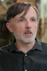 Jakob Thygesen as Vært in Sladderhistorie