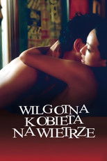 Wilgotna kobieta na wietrze