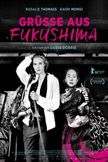 Grüße aus Fukushima: Marie, eine junge Deutsche, reist auf der Flucht vor ihren zerplatzten Lebensträumen nach Japan. Sie schließt sich der Organisation Clowns4Help an, die im Katastrophengebiet von Fukushima den Opfern der Dreifachkatastrophe von 2011 ein wenig Freude in die Notunterkünfte bringen will, in denen überwiegend ältere Menschen noch immer leben, weil sie nicht wegziehen wollten oder konnten. Doch Marie muss sich bald eingestehen, dass sie für diese Aufgabe überhaupt nicht geeignet ist. Kurz davor, erneut davonzulaufen, begegnet sie der eigenwilligen Satomi, der letzten Geisha Fukushimas, die es sich in den Kopf gesetzt hat, in ihr zerstörtes Haus in der Sperrzone zurückzukehren. Maria hilft Satomi bei den Aufräumarbeiten. Dabei kommen sich die junge und die alte Frau, die unterschiedlicher nicht sein könnten, langsam näher und werden beide mit den Geistern ihrer Vergangenheit konfrontiert. Grüße aus Fukushima: Marie, eine junge Deutsche, reist auf der Flucht vor ihren zerplatzten Lebensträumen nach Japan. Sie schließt sich der Organisation Clowns4Help an, die im Katastrophengebiet von Fukushima den Opfern der Dreifachkatastrophe von 2011 ein wenig Freude in die Notunterkünfte bringen will, in denen überwiegend ältere Menschen noch immer leben, weil sie nicht wegziehen wollten oder konnten. Doch Marie muss sich bald eingestehen, dass sie für diese Aufgabe überhaupt nicht geeignet ist. Kurz davor, erneut davonzulaufen, begegnet sie der eigenwilligen Satomi, der letzten Geisha Fukushimas, die es sich in den Kopf gesetzt hat, in ihr zerstörtes Haus in der Sperrzone zurückzukehren. Maria hilft Satomi bei den Aufräumarbeiten. Dabei kommen sich die junge und die alte Frau, die unterschiedlicher nicht sein könnten, langsam näher und werden beide mit den Geistern ihrer Vergangenheit konfrontiert.