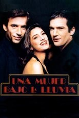Una mujer bajo la lluvia main poster