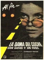 La dama del coche con gafas y un fusil