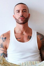 Alejandro Pérez as Concursante in ¿Ganar o servir?