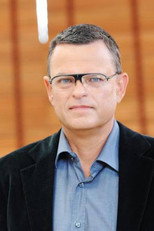 Andrzej Mrozowski as prowadzący in Tak jest