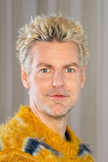 Freddy Wakker as Self - Host in Drie Kwartjes