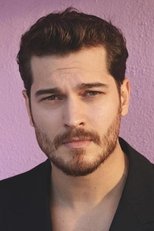 Foto retrato de Çağatay Ulusoy