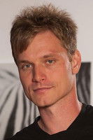 Foto retrato de Adam Mucha