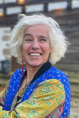 Nisha Tara Gautam as Owner of a B&B in Saint-Barthélemy-d’Agenais, Frankrijk in B&B Vol Liefde