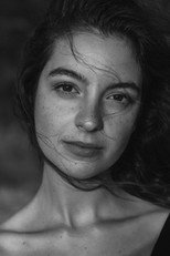 Carlota Alves as Rapariga in Vidas Opostas