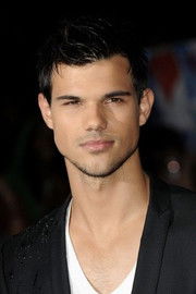 Photo of Taylor Lautner image size 405x607