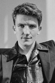 Photo of Ewan Mitchell image size 455x683