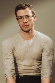 Photo of Joseph Quinn image size 998x1497