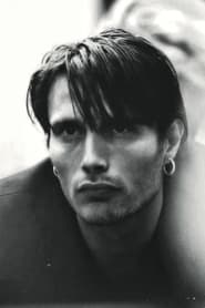 Photo of Mads Mikkelsen image size 596x894